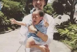 抱小孩吃瓜,抱娃赏瓜，共享夏日清凉