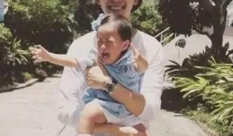 抱小孩吃瓜,抱娃赏瓜，共享夏日清凉