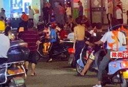 人在路上吃瓜视频,路人吃瓜视频引发围观热潮