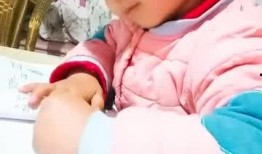 宝宝吃瓜说说句子,萌态十足，亲子时光温馨瞬间