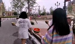 舍友阳台吃瓜,舍友共享夏日时光