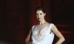 女模吃瓜,瓜果飘香中的时尚美味之旅