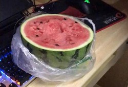 舍友阳台吃瓜,舍友共享夏日时光
