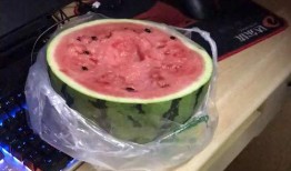 舍友阳台吃瓜,舍友共享夏日时光