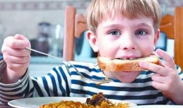 抱小孩吃瓜,抱娃赏瓜，共享夏日清凉