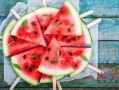 两小儿吃瓜,童趣盎然的夏日时光