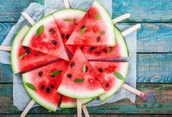 两小儿吃瓜,童趣盎然的夏日时光