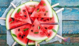 两小儿吃瓜,童趣盎然的夏日时光