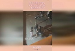 楼下吵架男子在家吃瓜,楼上男子化身“吃瓜群众”