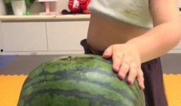 小孩西瓜地吃瓜