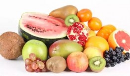 吃瓜照片周岁在家,萌态十足可爱至极