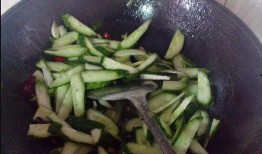 雄瓜怎么炒着吃,家常美味新尝试