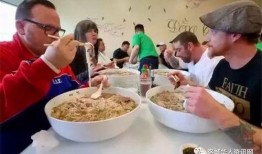 吃瓜视频挑战吃面,吃瓜群众化身美食达人，瓜片飞舞中品味面香四溢